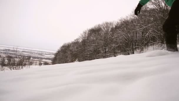 Snowboarder Slides neve ladeira — Vídeo de Stock