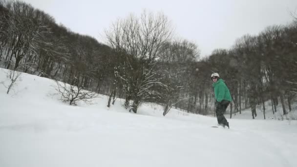 Сноубордист слайди сніговий схил — стокове відео