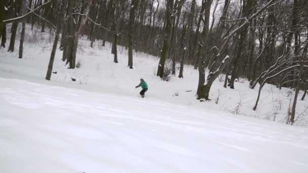 Snowboarder διαφάνειες χιόνι πλαγιά — Αρχείο Βίντεο