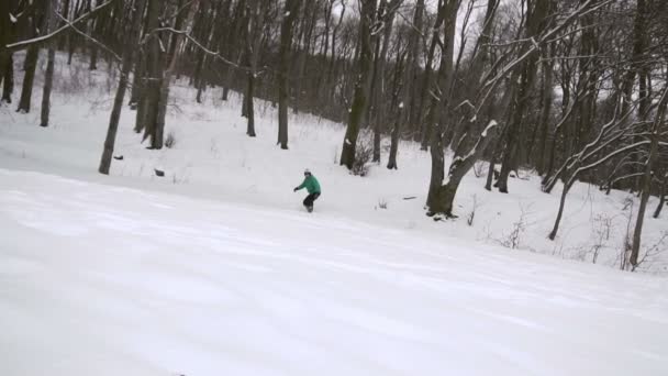 Snowboarder glisse pente de neige — Video