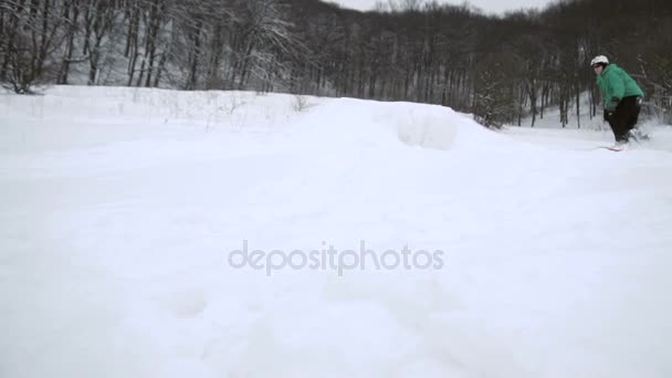 Snowboarder springt Schneehang — Stockvideo