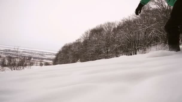Сноубордист скользит по склону — стоковое видео