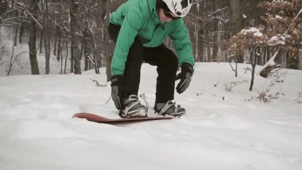 Snowboarder setzen Brettausrüstung ein
