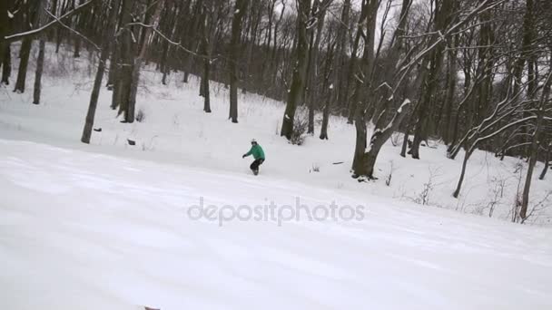 Snowboardista snímky sněhu svah — Stock video