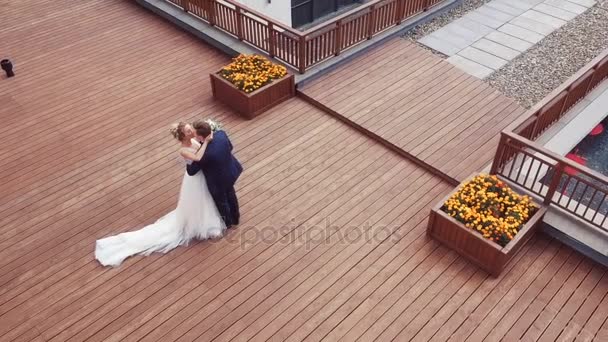 Bruid komt bruidegom — Stockvideo