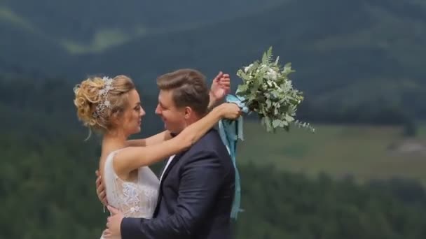 Pareja de boda en las montañas — Vídeo de stock