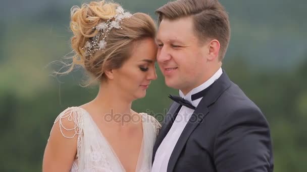 Couple de mariage en montagne — Video