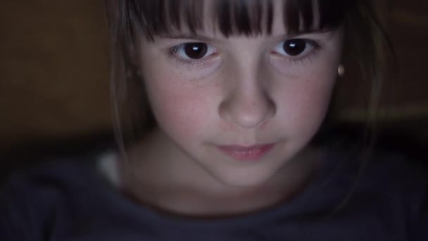 Дитяче обличчя Перегляд планшетного ПК — стокове відео