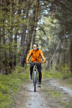 Adam ormanda bisiklet sürmek