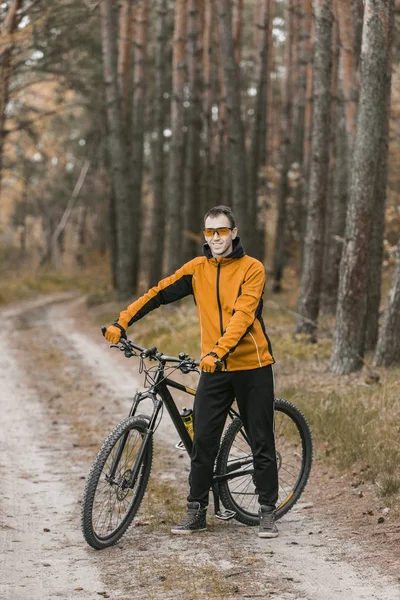 骑自行车的人在森林里的肖像 — 图库照片