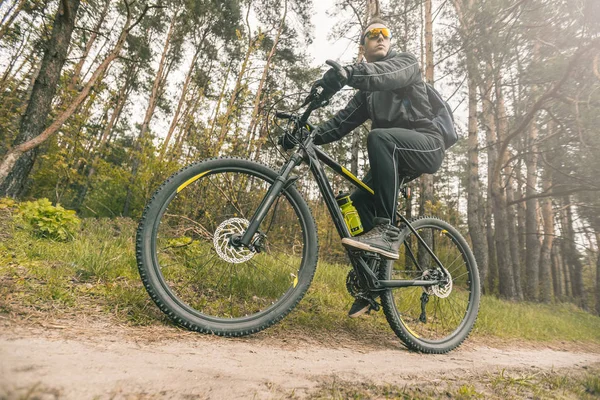 남자는 숲에서 자전거 타기 — 스톡 사진