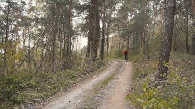 Ormandaki motorcu.