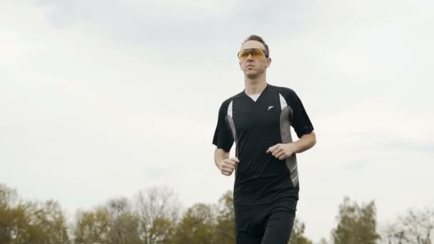 Attraktiver Läufer mit gelber Sonnenbrille — Stockvideo