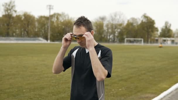 Runner lleva gafas de sol — Vídeo de stock