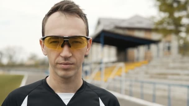 Läufer trägt Sonnenbrille — Stockvideo