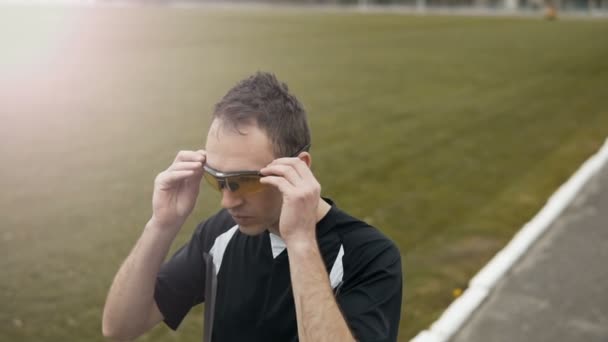 Runner lleva gafas de sol — Vídeo de stock