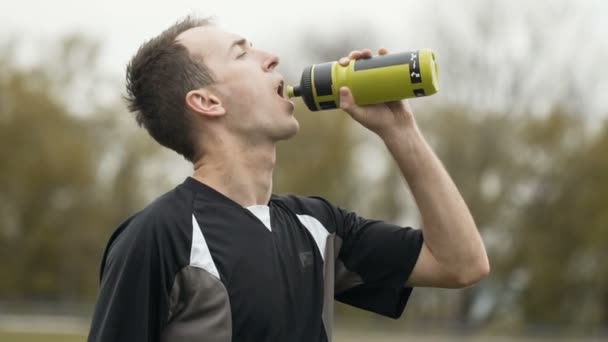 Runner beve acqua dalla bottiglia — Video Stock