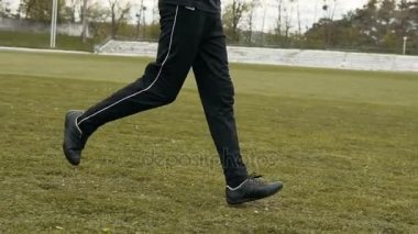 Jogging yapan yeşil Stadyumu çimenlerin üzerinde çalışır
