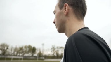 Güneş gözlüğü ve Başlat Çalıştır Runner giyer