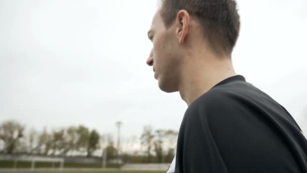 Běžec nosí sluneční brýle a začít běh — Stock video