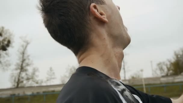 Sportman giet Water op gezicht — Stockvideo