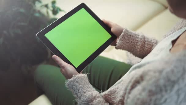 Mujer Utilice la tableta PC sentado en el sofá — Vídeo de stock