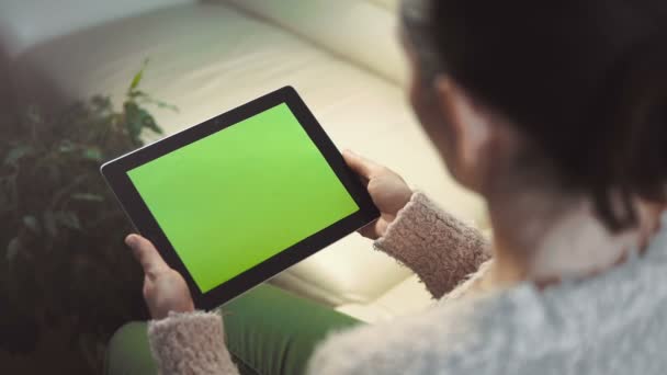 소파에 앉아 여자 사용 Tablet Pc — 비디오
