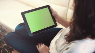 Koltukta oturan kadın kullanım Tablet Pc