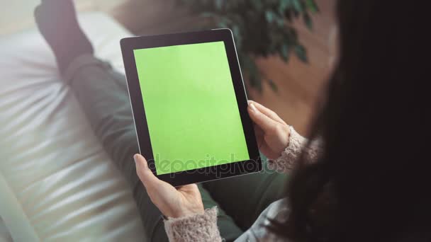Komputer typu Tablet stosowania kobieta siedzi na kanapie — Wideo stockowe