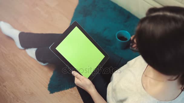 Kadın kullanım Tablet Pc oturup yakınındaki kanepe — Stok video