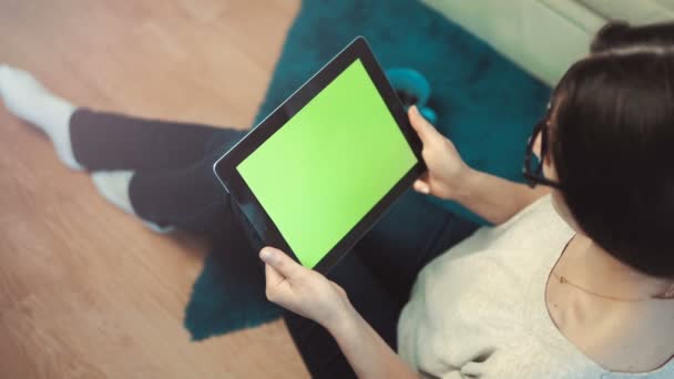 Mujer Utilice la tableta PC Sentado cerca del sofá — Vídeo de stock