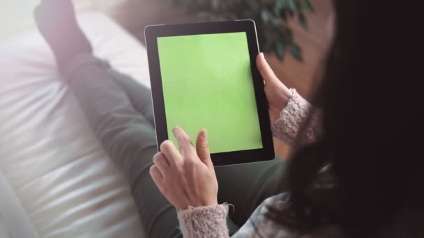 Mujer Utilice la tableta PC sentado en el sofá — Vídeo de stock
