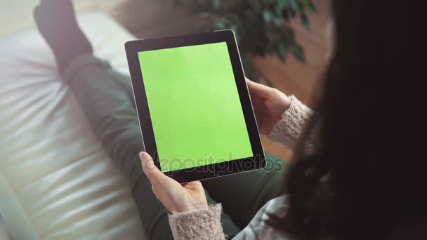 Frau benutzt Tablet-PC auf Sofa — Stockvideo