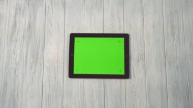 Kadın tutar Tablet Pc ile yeşil perde