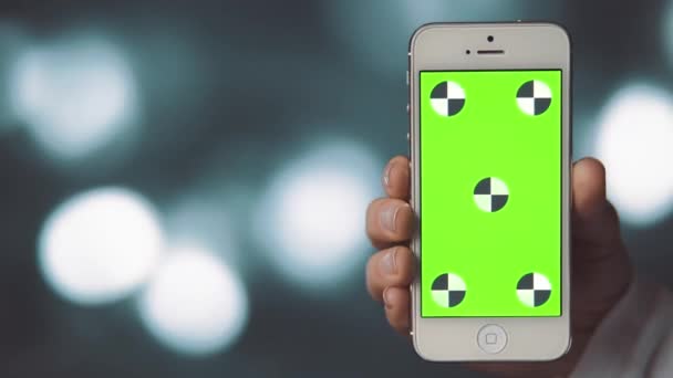 Smartphone avec écran vert sur fond Bokeh — Video