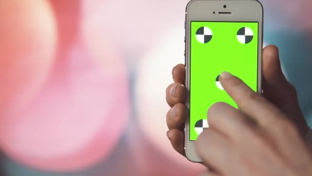 Smartphone avec écran vert sur fond Bokeh — Video