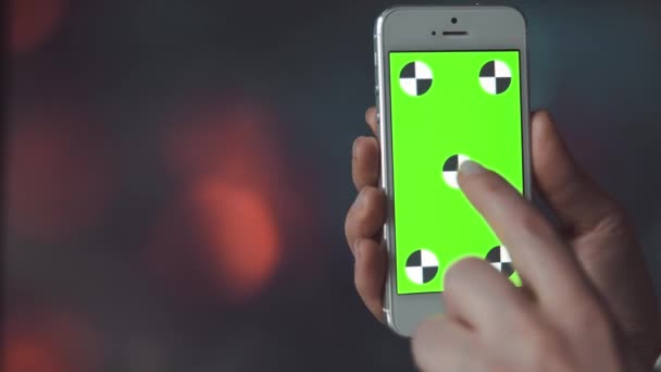 Smartphone con pantalla verde encendido antes de fondo Bokeh — Vídeos de Stock