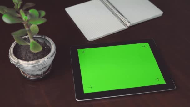 Vrouw houdt Tablet Pc met groen scherm — Stockvideo