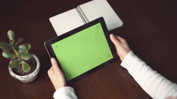 Femme tient Tablet Pc avec écran vert — Video