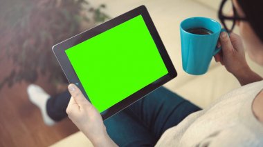 Koltukta oturan kadın kullanım Tablet Pc