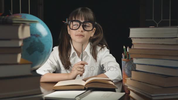 Intelligens iskolás tanuló folyamat — Stock videók