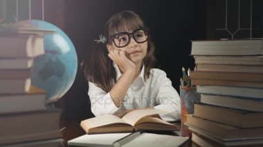 Akıllı kız öğrenci eğitim süreci