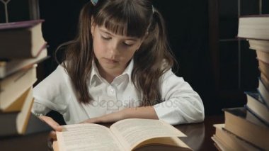 Akıllı kız öğrenci eğitim süreci