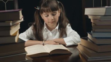 Akıllı kız öğrenci eğitim süreci