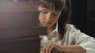 Akıllı kız öğrenci eğitim süreci
