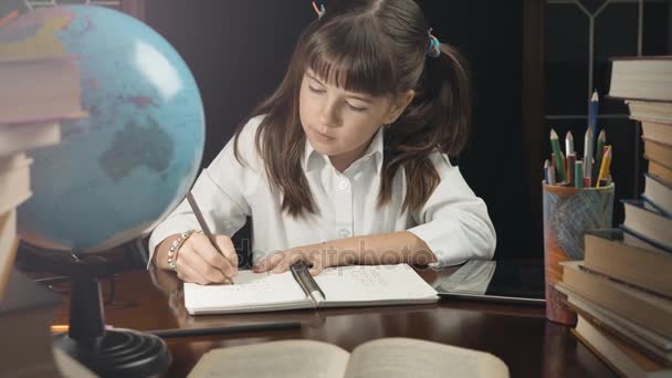 Estudante inteligente estudando processo — Vídeo de Stock