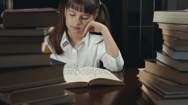 Slimme schoolmeisje studeren proces — Stockvideo
