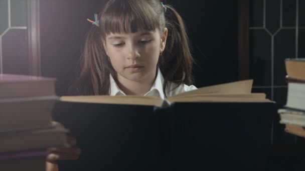 Akıllı kız öğrenci eğitim süreci — Stok video