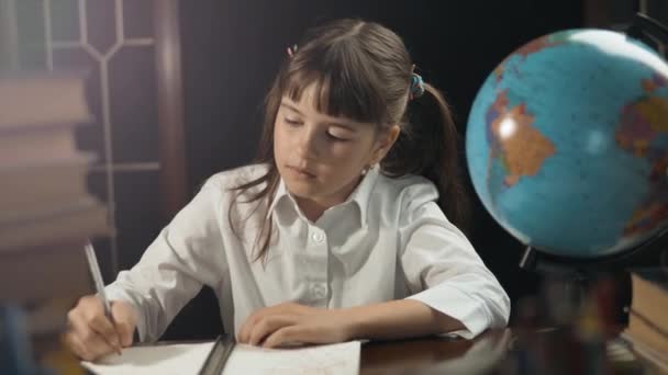 Slimme schoolmeisje gebruik Globe — Stockvideo