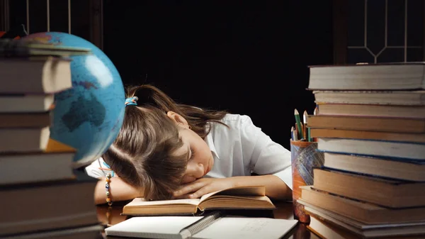 Portret van slimme schoolmeisje — Stockfoto